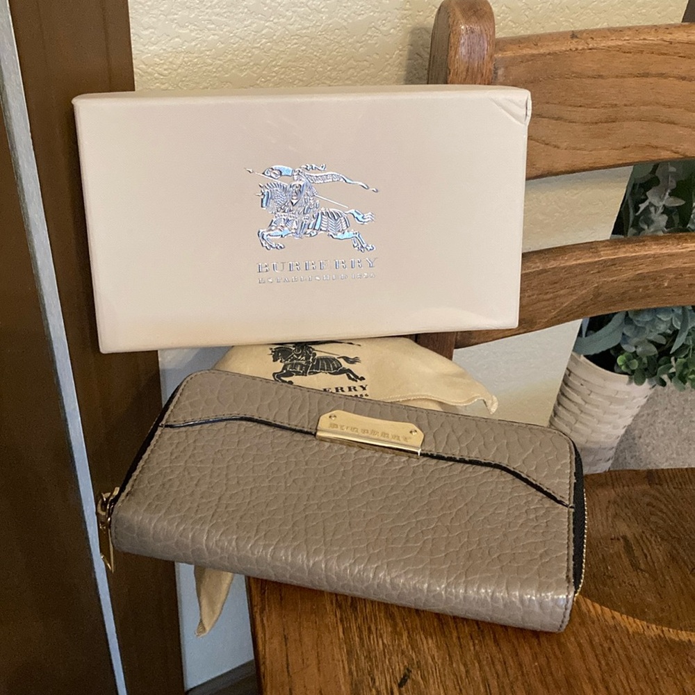 Burberry Ziggy Grainy Pebbled Leather Continental Zip Around Wallet w/DB & Box